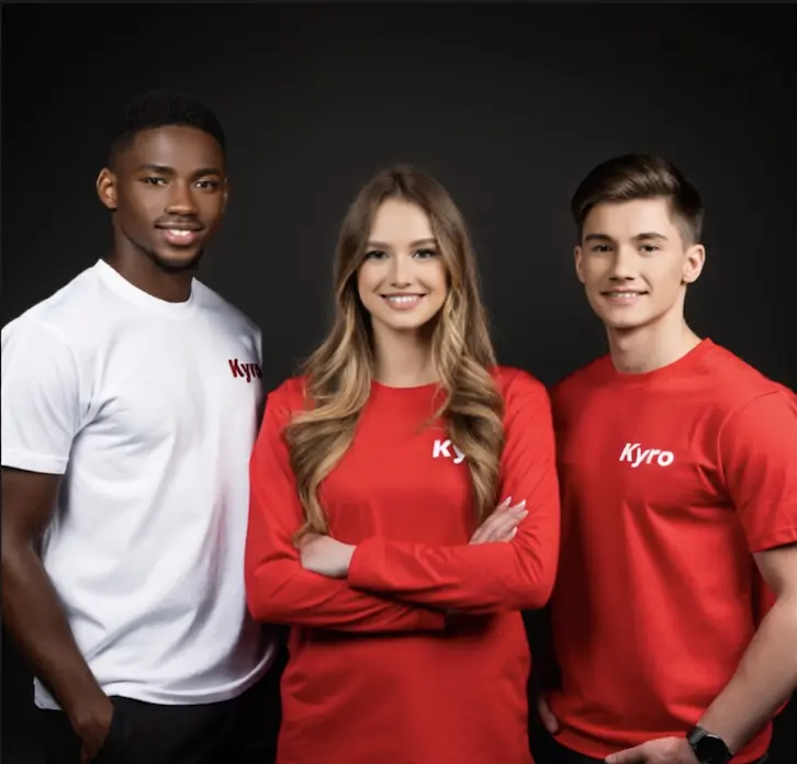 Miembros del equipo Kyro con camisetas de Kyro